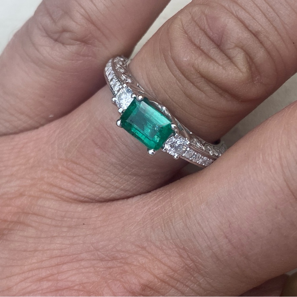 Orianne….Natural diamonds and natural emerald ring on 14ct white gold - Picture 13 of 13